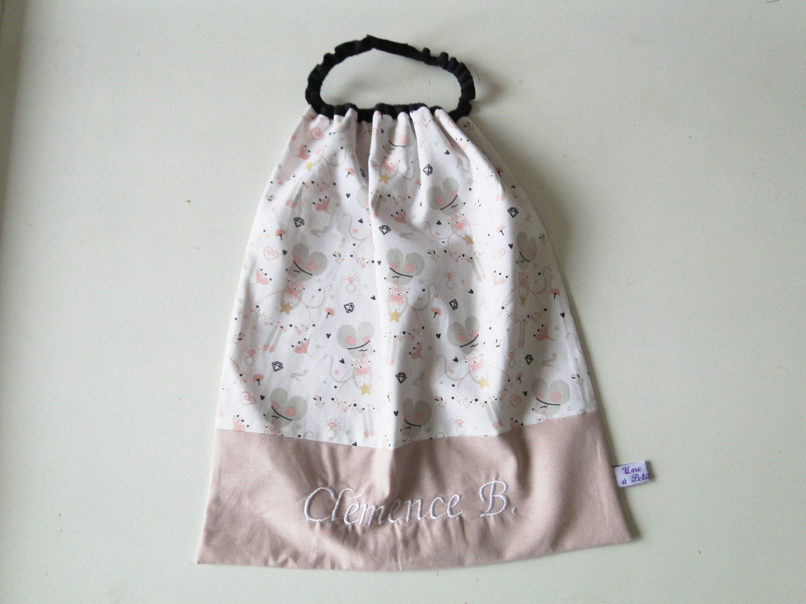 Serviette Élastiquée Souris Danseuse avec Prénom Brodé sur Commande Cantine en Coton Pour Enfant de 