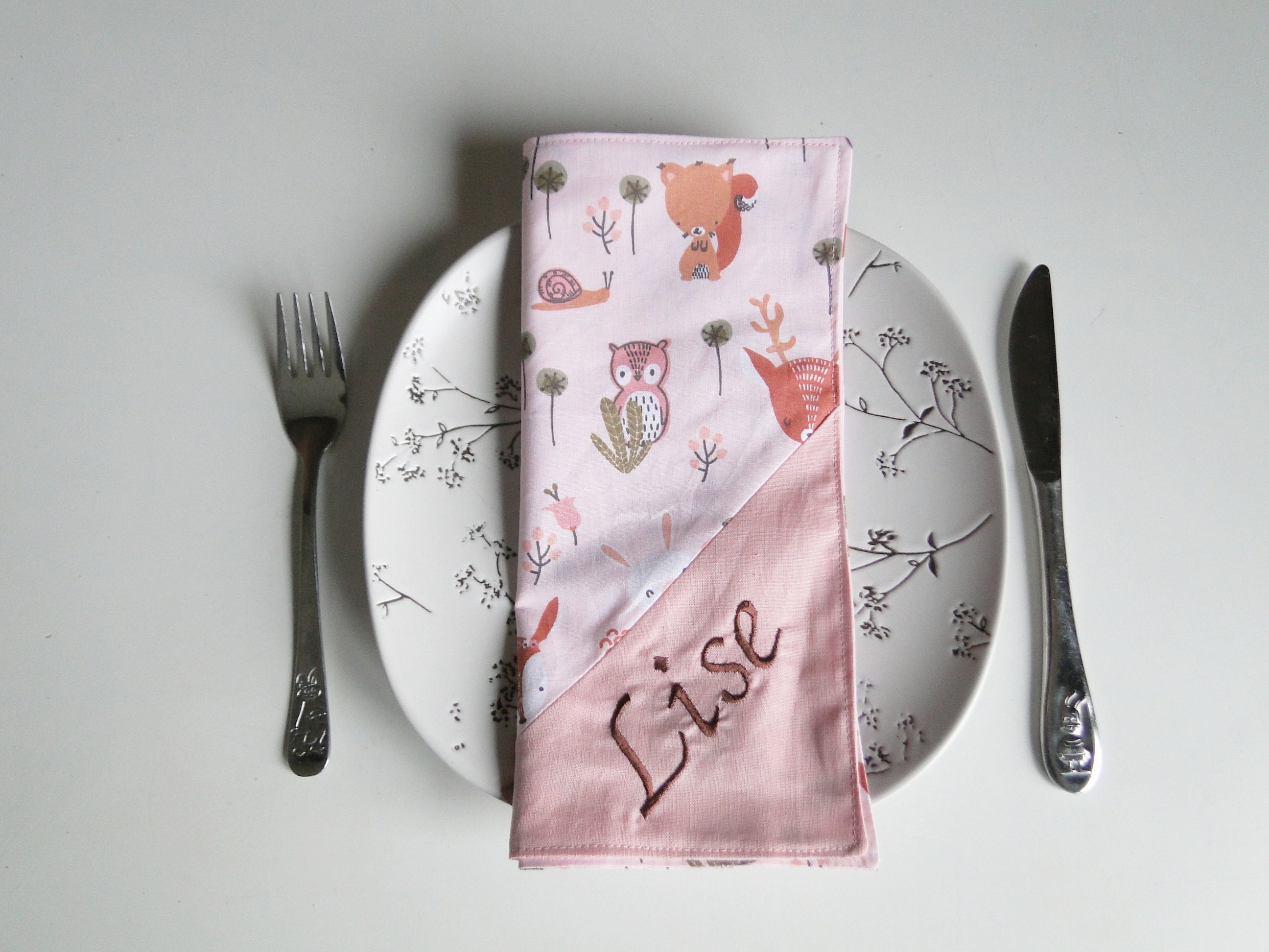 Serviette de Table Animaux Forêt Rose Enfant Doublé avec Prénom Brodé et Message Coton Zéro Déchet É