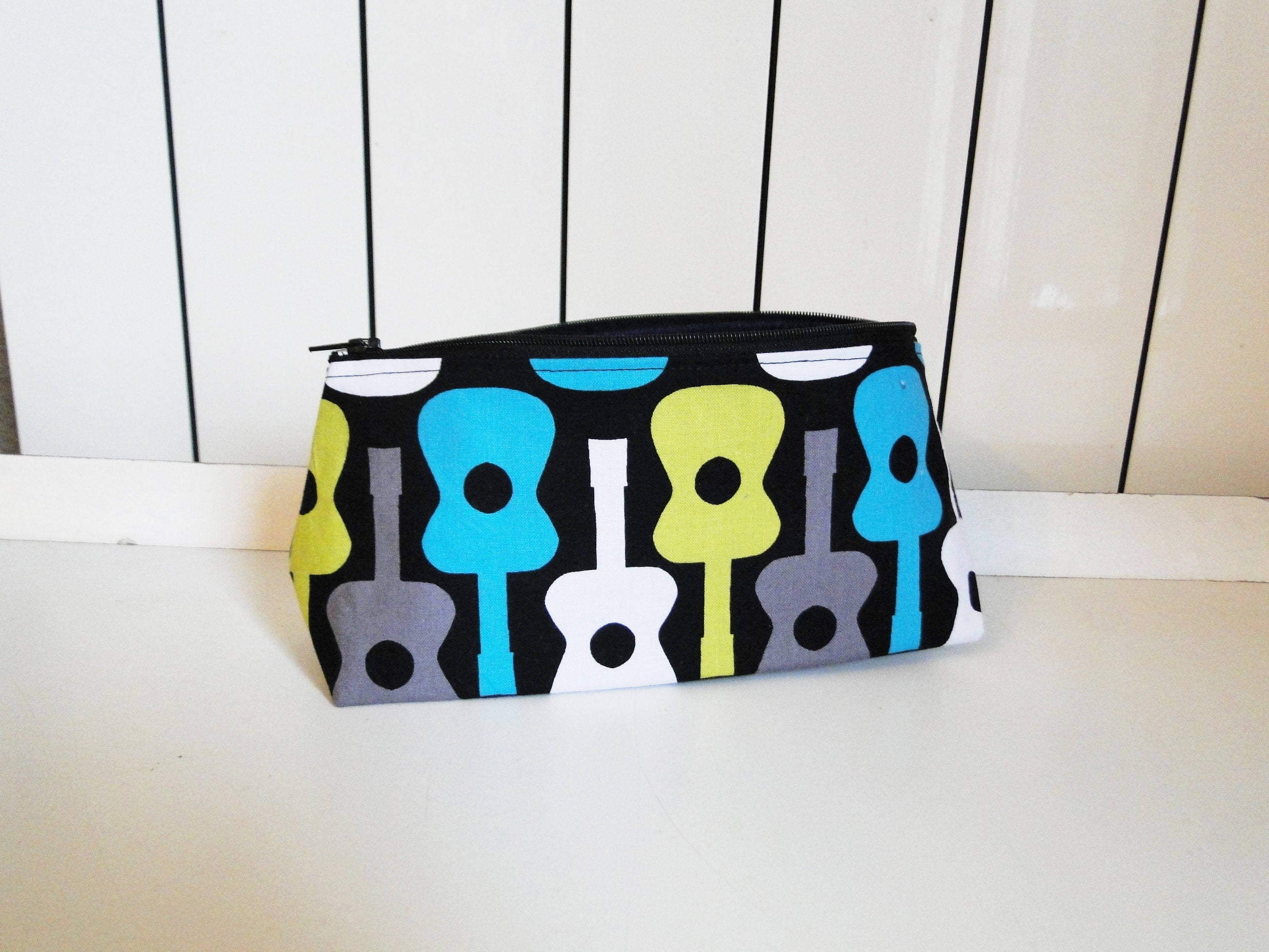 Trousse Guitare École en Coton Doublé Jean Mixte Noir et Blanc Prénom Brodé