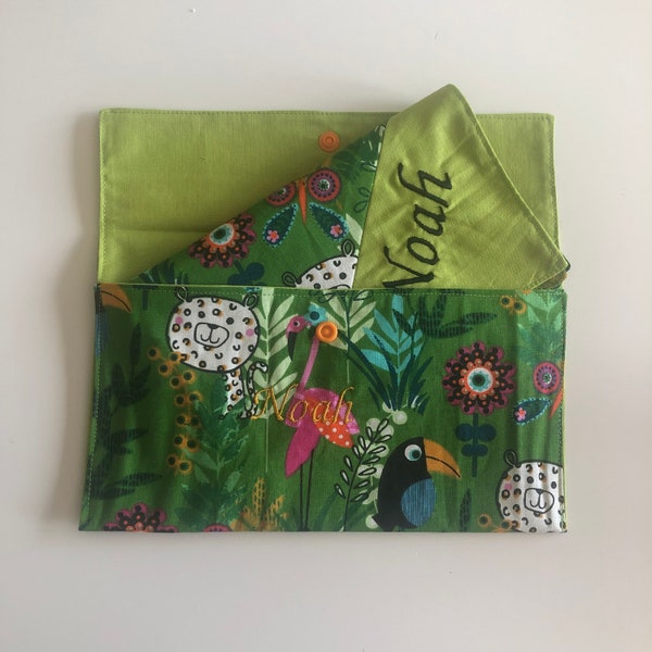 Pochette serviette de table / élastiquée "jungle verte"" avec prénom cantine pression résine école