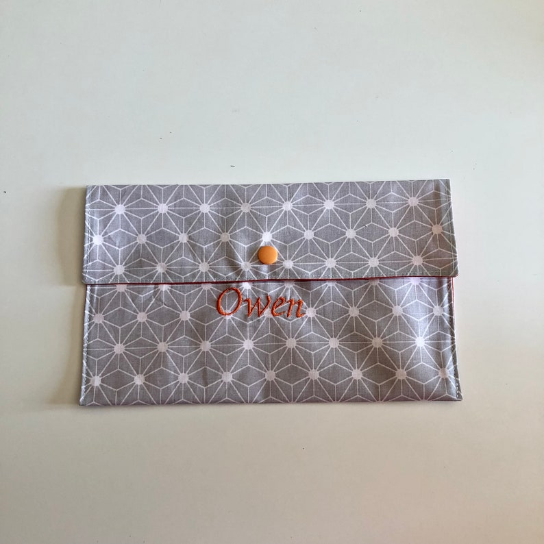 Pochette serviette de table / élastiquée fugi gris avec prénom cantine pression résine école image 10