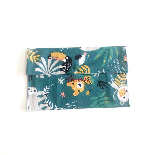 Pochette serviette de table / élastiquée "animaux de la jungle verte" avec prénom cantine pression résine école