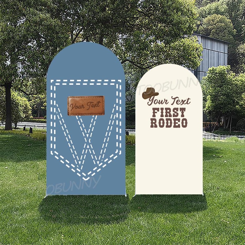 Peut inclure: Deux panneaux d&eacute;coratifs de jardin. L'un est bleu avec un motif de poche en jean et le texte "Your Text" sur un patch marron simili cuir. L'autre est blanc cass&eacute; avec un chapeau de cowboy et le texte "Your Text FIRST RODEO".