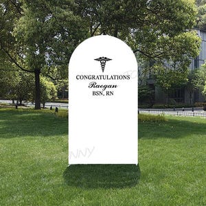 Sfondo ad arco bifacciale per la classe del 2026: decorazioni per la festa di laurea in infermieristica