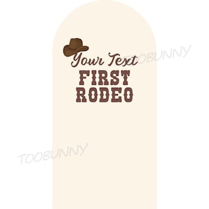 Peut inclure: Un panneau cr&egrave;me avec un chapeau de cowboy marron et le texte "Your Text FIRST RODEO" en marron, dans une police de style western. Le design est simple et &eacute;voque le th&egrave;me du rod&eacute;o.