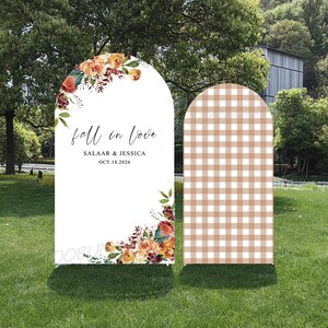 Könnte beinhalten: Zwei bogenförmige Hintergrundabdeckungen. Die linke Abdeckung ist weiß mit orangefarbenen und burgunderroten Aquarellblumenarrangements und trägt den Text "fall in love", "SALAAR & JESSICA" und "OCT.18.2026". Die rechte Abdeckung zeigt ein beiges und weißes Karomuster.