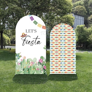Może przedstawiać: Dwie łukowate dekoracje imprezowe. Jedna zawiera napis "Let's Fiesta" z sombrero i ilustracjami kaktusów. Druga ma kolorowy geometryczny wzór. Obie ustawione na zielonej trawie, idealne na uroczystość plenerową.