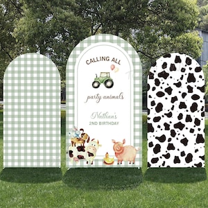 Puede incluir: Tres fundas de fondo arqueadas con un patrón de cuadros vichy verde y blanco a la izquierda, estampado de vaca a la derecha y un panel central con un tractor verde, animales de granja y el texto CALLING ALL party animals Nathan's 2ND BIRTHDAY.