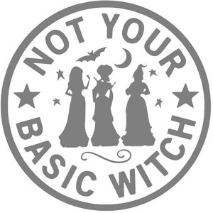 Puede incluir: Un círculo gris con el texto "Not Your Basic Witch" en un diseño circular. Tres brujas se representan en el centro del círculo.
