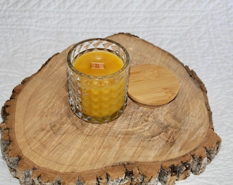 Bougie en cire d'abeille pure dans un bocal en verre texturé de luxe avec couvercle en bois