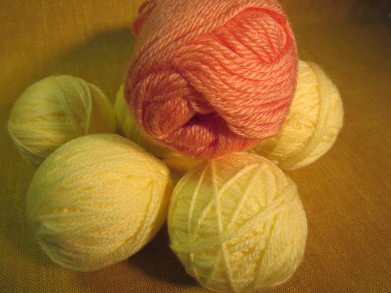 knitting,crochet 5 pale yellow yarn balls and 1 peach skein 3 balls total 7 oz 4 ply worsted weight acrylic yarn