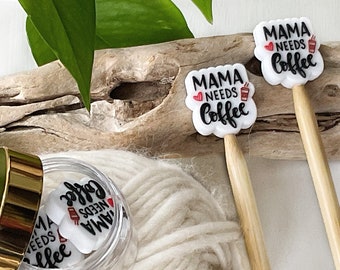 MAMA NEEDS COFFEE fermapunti, set di 2 giochi di parole Protezioni per le punte dei ferri da maglia, salva i tuoi punti, ama i tuoi uncini, umorismo della mamma