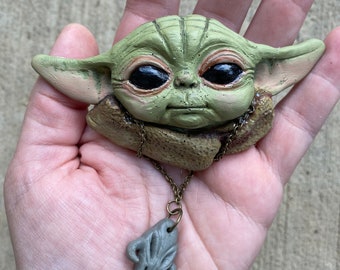 Handgeschilderde hars Baby Grogu-pin