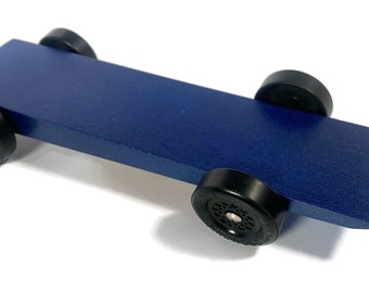 Peut inclure: Une voiture de course en bois bleu avec des roues noires.