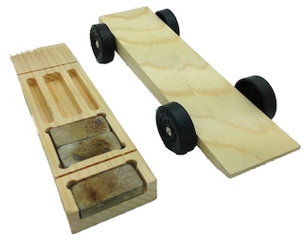 Peut inclure: Une voiture de course en bois de pin avec quatre roues noires et un bloc de bois avec quatre fentes pour les poids. La voiture est en bois brut et est prête à être peinte et décorée.