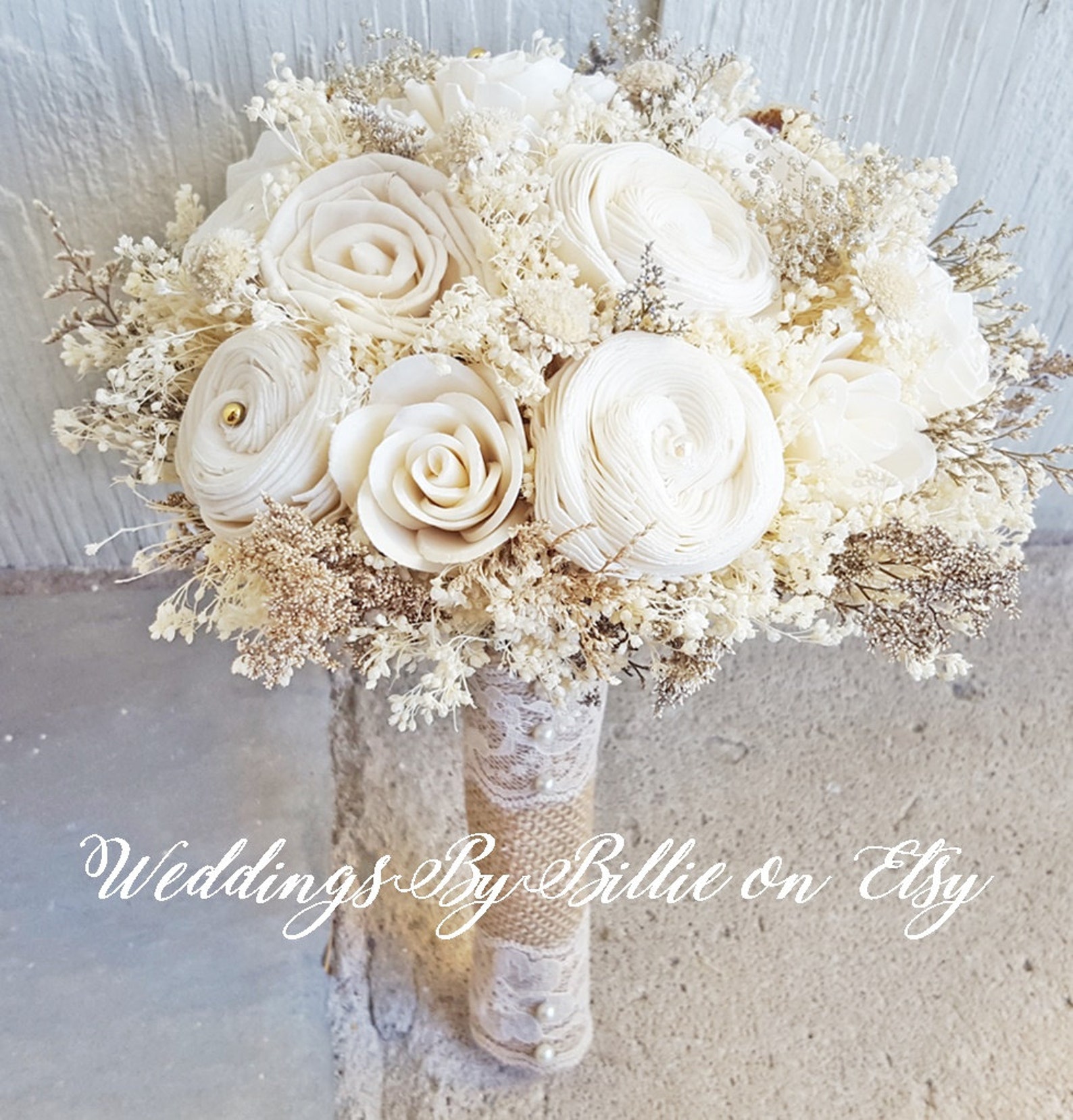 Бело золотой букет. Свадебный букет шампань. Букет невесты в золотом цвете. Свадебный букет бело золотой. Свадебный букет в белых и золотых тонах