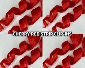 Puede incluir: Cuatro piezas de extensiones de cabello rizado de color rojo cereza con clips. Las extensiones de cabello están dispuestas en dos filas de dos. El texto "CHERRY RED STRIP CLIP-INS" está en el centro de la imagen.