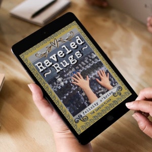 Könnte beinhalten: Ein Tablet zeigt ein Buchcover mit dem Titel "Raveled Rugs" von Felicity O'Brien, The Swedish Flicka. Das Cover zeigt eine Nahaufnahme eines bunten Teppichs aus recycelten Materialien.