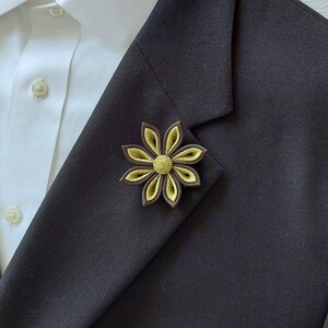 Gold and Dark Brown Men&#39;s Flower Lapel Pin - Stylish Brooch Boutonniere for Suit Accessories.