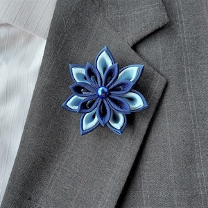 Broche de solapa con flor para hombre: broche Kanzashi azul real en forma de ojal para trajes.
