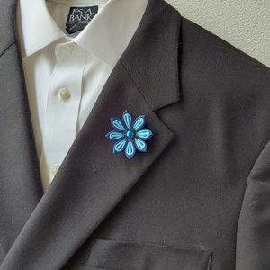 Elegant Royal Blue Kanzashi Lapel Pin - Handcrafted Flower Brooch for Men&#39;s Suit Accessories.