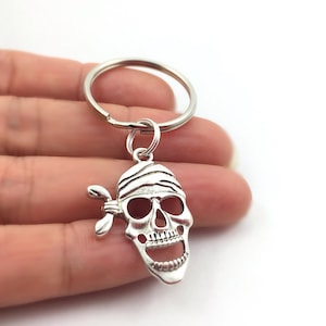 Skull Keychain, Pirate Skull Keychain, Custom Halloween Jewelry, Halloween Keychain, Gothic Keychain, Pirate Jewelry, Men&#39;s Keychain Gift
