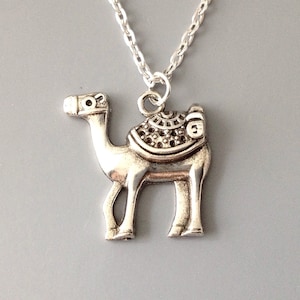 Collar de camello de plata o bronce, joyería de camello, joyería de camello árabe, collar de animales de postre, joyería amante de animales, regalo de collar de animales