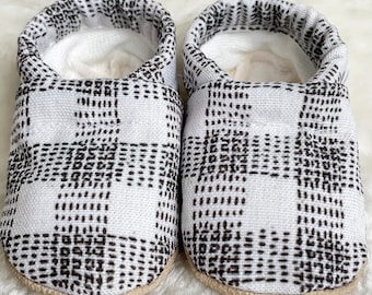 Chaussures pour bébés à carreaux noirs et blancs | Chaussons pour bébé CLAMFEET doublés de coton biologique | MADDOX | Mocassins bébé à carreaux