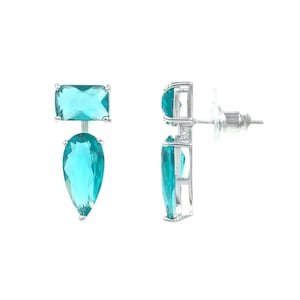 Könnte beinhalten: Ein Paar silberne Ohrringe mit türkisblauen tropfenförmigen und rechteckigen Steinen.