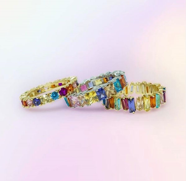 Anello dell'eternità arcobaleno multicolore 18K, fascia dell'eternità arcobaleno, anello baguette arcobaleno, fascia dell'eternità completa, anello cz arcobaleno, anello multicolore, - Italia