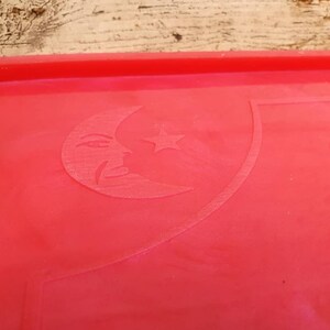 Puede incluir: Bandeja de silicona roja con un dise&ntilde;o de luna creciente y estrella. La bandeja tiene un borde elevado y es perfecta para hacer jab&oacute;n, resina u otras manualidades.