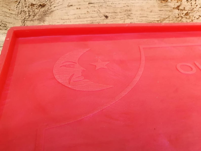 Puede incluir: Bandeja de silicona roja con un dise&ntilde;o de luna creciente y estrella. La bandeja tiene un borde elevado y es perfecta para hacer jab&oacute;n, resina u otras manualidades.
