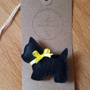 Felt Scottie dog brooch black with yellow bow