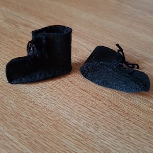 Felt elf doll lace up boots in black