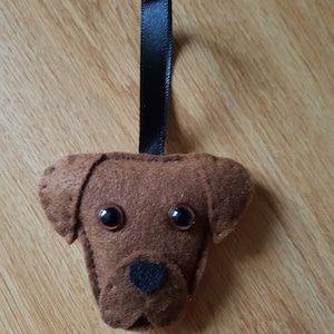 Bola navideña de fieltro con forma de labrador y chocolate