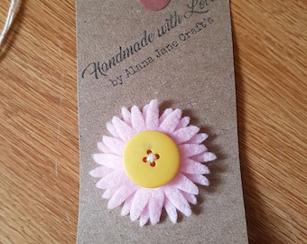 Felt pink Daisy flower brooch