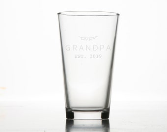 Grandpa Etched Beer Glass, Custom date Pint Glasses, Grandpa To Be Gift, Custom Etched Glass, Custom Etched Glasses, Grandpa Est Pint glass