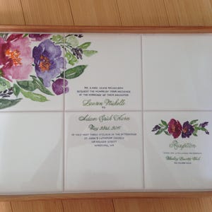 Puede incluir: Bandeja rectangular con marco y asas de madera. La superficie de la bandeja est&aacute; compuesta por baldosas blancas, adornadas con dise&ntilde;os florales en acuarela en rosa, morado y verde. Texto de invitaci&oacute;n de boda impreso en las baldosas.