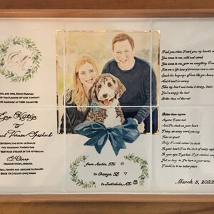Puede incluir: Una invitaci&oacute;n de boda enmarcada con una foto central de una pareja y un perro, rodeada de elementos florales y texto manuscrito. La invitaci&oacute;n incluye los nombres de la pareja, la fecha y el lugar de la ceremonia.