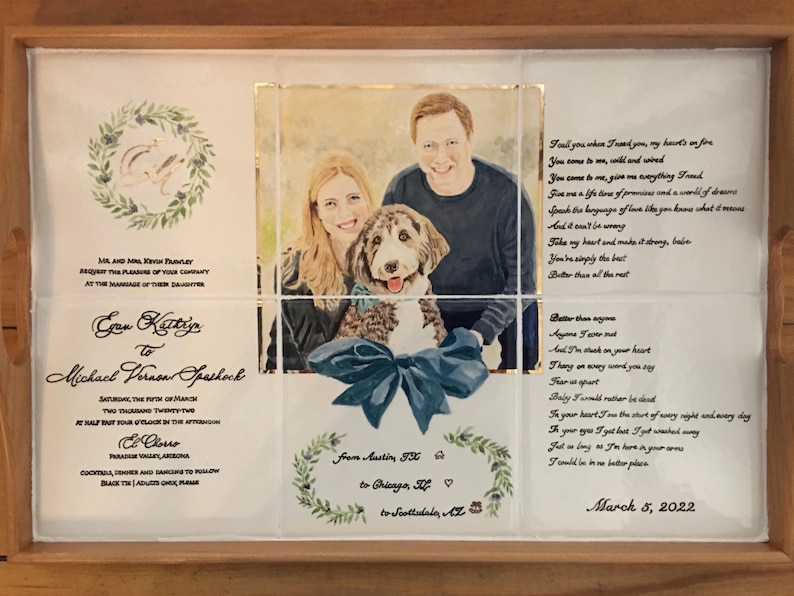 Puede incluir: Una invitaci&oacute;n de boda enmarcada con una foto central de una pareja y un perro, rodeada de elementos florales y texto manuscrito. La invitaci&oacute;n incluye los nombres de la pareja, la fecha y el lugar de la ceremonia.