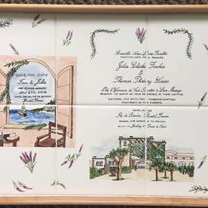 Puede incluir: Bandeja de madera con superficie de azulejos con un dise&ntilde;o de invitaci&oacute;n de boda en acuarela. La invitaci&oacute;n incluye el texto "Save the Date" y los detalles del evento, junto con acentos de lavanda y florales. La bandeja tiene un marco de madera clara.