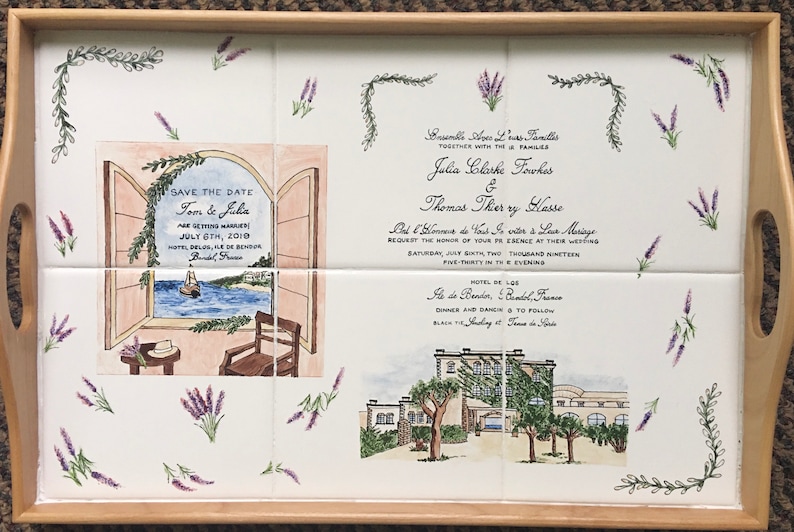 Puede incluir: Bandeja de madera con superficie de azulejos con un dise&ntilde;o de invitaci&oacute;n de boda en acuarela. La invitaci&oacute;n incluye el texto "Save the Date" y los detalles del evento, junto con acentos de lavanda y florales. La bandeja tiene un marco de madera clara.