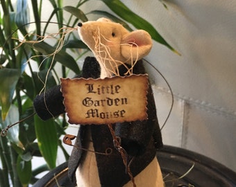 Primitive Garden Mouse - Little Garden Mouse - Country Table Decor - Farmhouse Decor - Folk Art - Primitive Garden Decoration - Room Accent