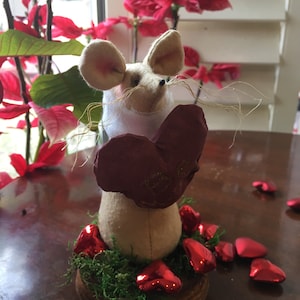 Primitive Valentine Mouse - Little Spring Mouse - Country Decor - Farmhouse Decor - Folk Art - Primitive Heart - Valentine Room Accent