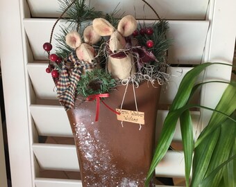 Primitive Mice Winter Wall Pocket Display - Holiday Room Accent - Primitive Christmas Mice - Christmas Wreath - Vintage Wall Pocket