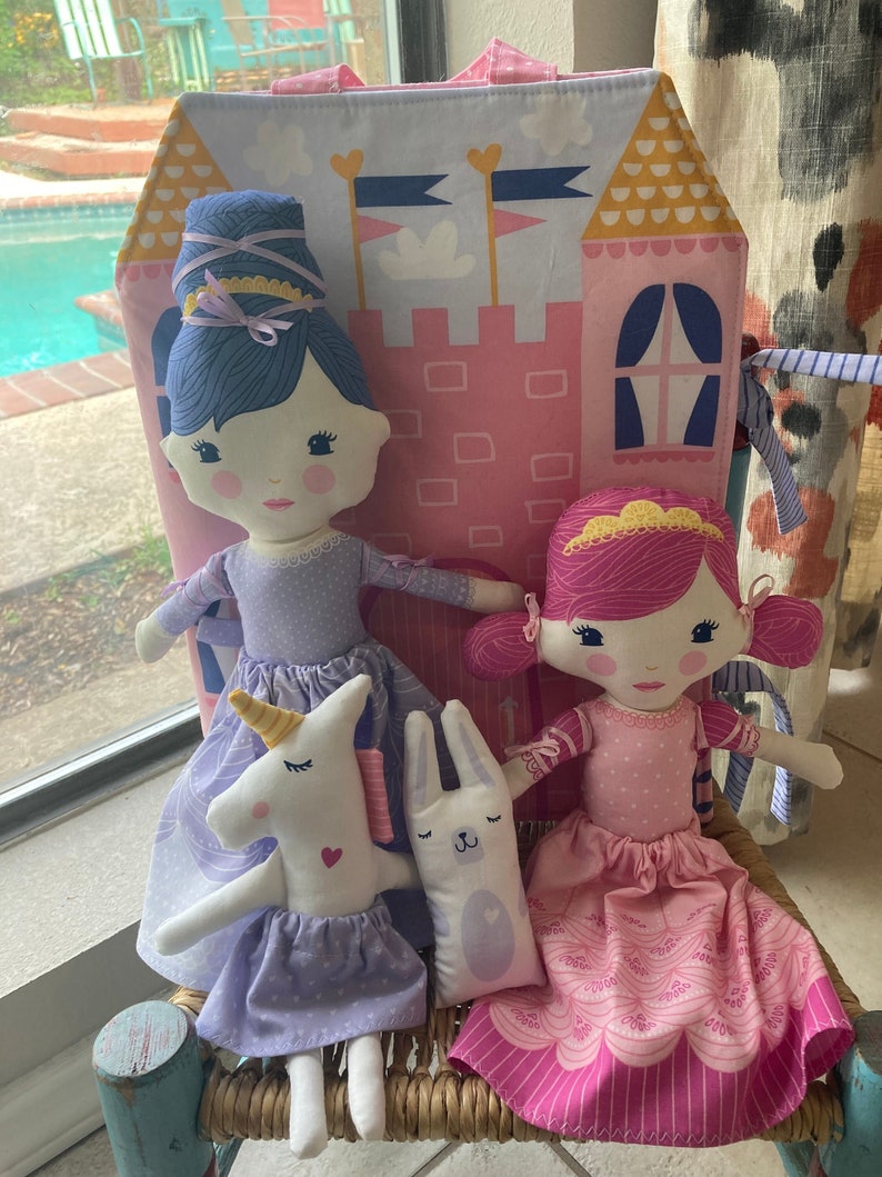 Once Upon A Time Princess Doll Set with Fabric Castle Book 6 pieces Stacy Iset Hsu Fabric Panel Child Friendly Travel Cloth Doll Set immagine 1