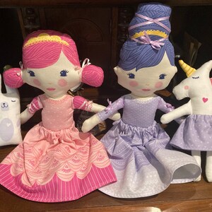 Once Upon A Time Princess Doll Set with Fabric Castle Book 6 pieces Stacy Iset Hsu Fabric Panel Child Friendly Travel Cloth Doll Set immagine 9