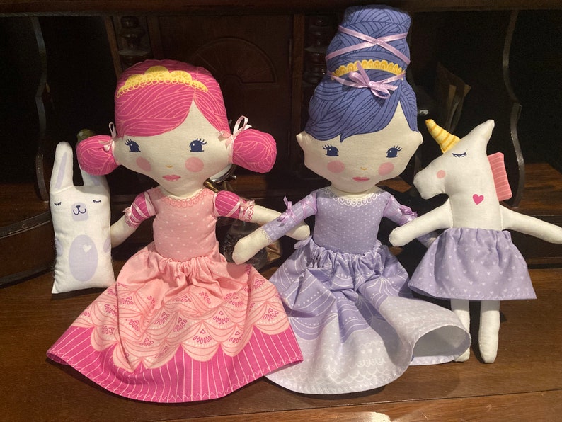 Once Upon A Time Princess Doll Set with Fabric Castle Book 6 pieces Stacy Iset Hsu Fabric Panel Child Friendly Travel Cloth Doll Set immagine 9