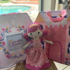 Once Upon A Time Princess Doll Set with Fabric Castle Book 6 pieces Stacy Iset Hsu Fabric Panel Child Friendly Travel Cloth Doll Set immagine 4