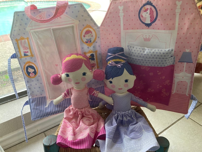 Once Upon A Time Princess Doll Set with Fabric Castle Book 6 pieces Stacy Iset Hsu Fabric Panel Child Friendly Travel Cloth Doll Set immagine 2